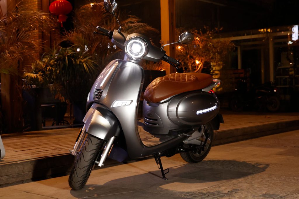 Working Principle of Lightweight electric moped Batteries - Cyclemix