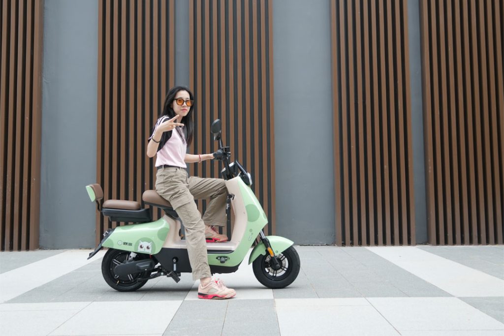 Shaping Independence and Style How Women Can Choose the Right Lightweight Electric moped - Cyclemix